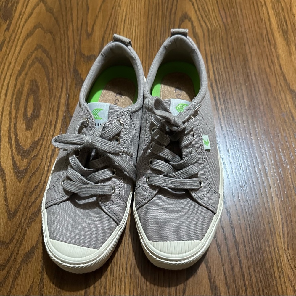 Cariuma Women's Shoes in Taupe and Green
